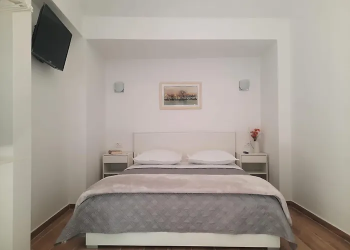 Downtown Modern * Split